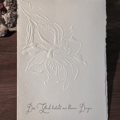 Handgefertigte Grußkarte aus handgeschöpftem Papier, veredelt mit Embossing-Technik 2